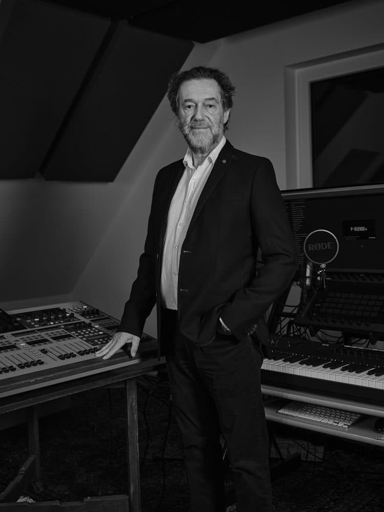 Dr. Gerald Niederwieser im Tonstudio — Schwarzweiß-Porträt am Mischpult